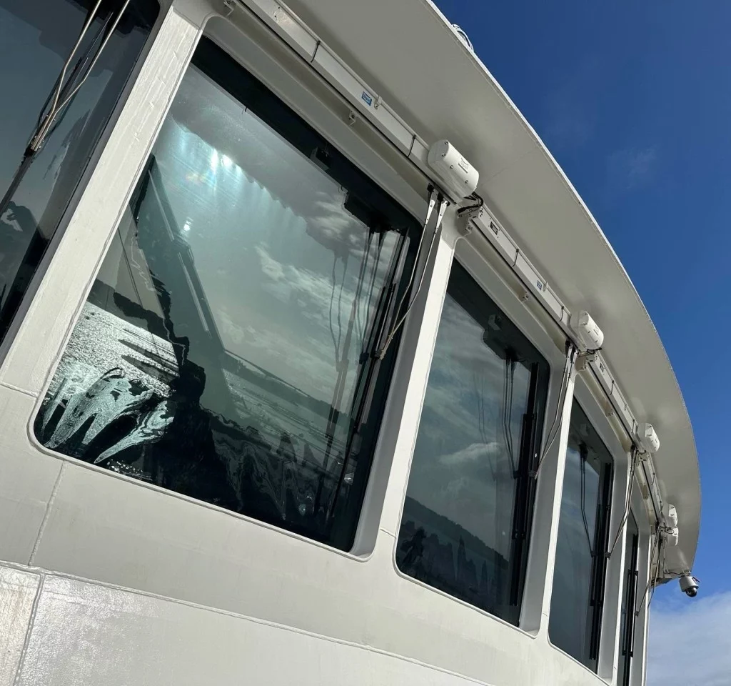 Hepworth marine wiper systems operating on vessel bridge.